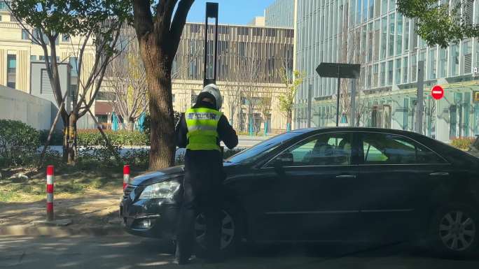 交通警察现场处罚开罚单交警贴条