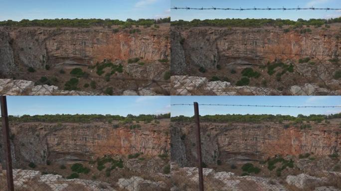 缩小相机的移动显示，位于阿提卡-希腊的地面上有一个巨大的陨石坑。