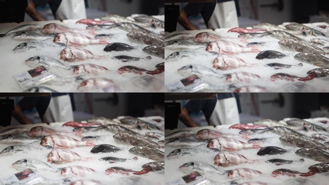 鱼贩在海鲜市场内出售鲜鱼