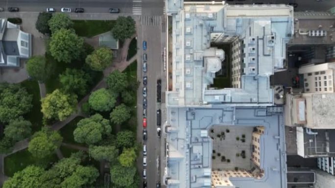 赫尔辛基市中心的街道和交通俯视图