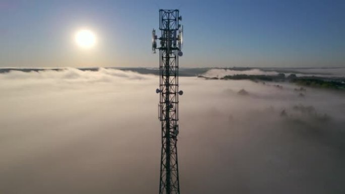 塔式天线电信手机的鸟瞰图，蜂窝5g 4g手机的无线电发射器。提供高速现代5g交通网络服务。日出时间的
