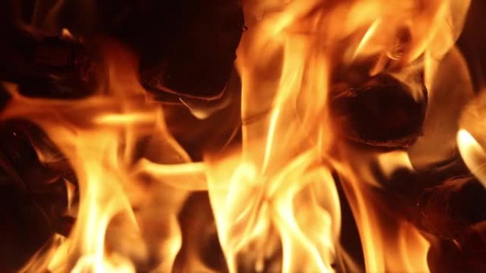 火在乡间别墅的燃木炉中燃烧，慢动作。