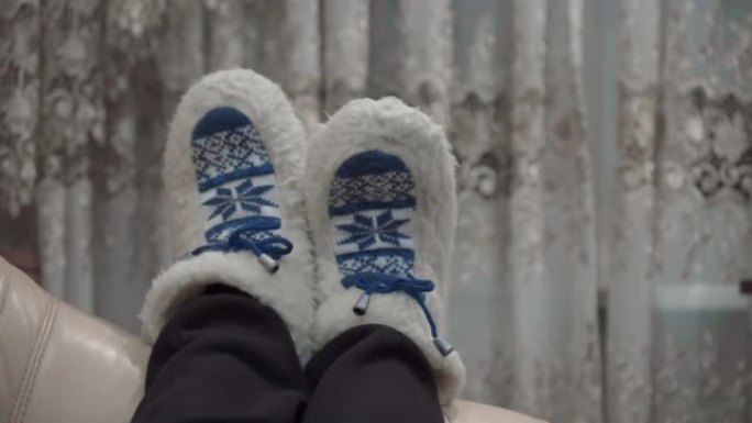 有趣的传统乌克兰风格的保暖拖鞋，穿在腿上。