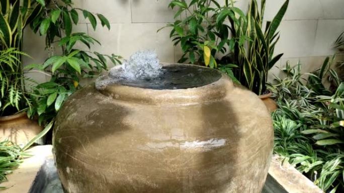 使用水桶的传统喷泉