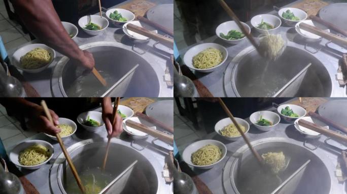 烹饪米阿雅姆的过程，印尼街头美食。