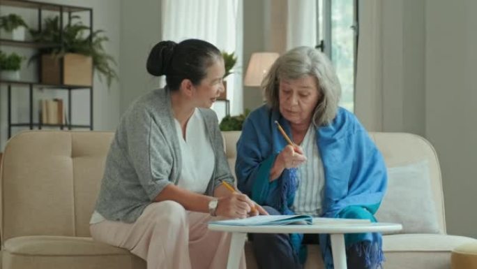 两名老年妇女在养老院解决填字游戏
