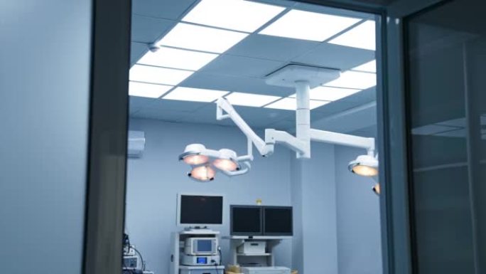 手术室的联合照明系统。手术室里的灯打开了。门口的镜头。