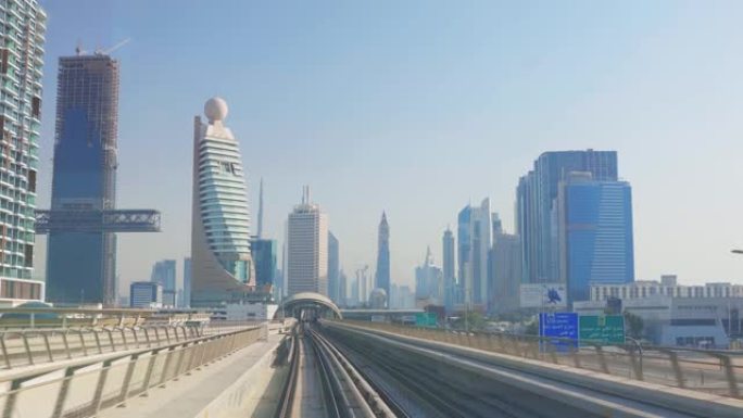 迪拜，阿联酋，阿拉伯联合酋长国-2021年5月22日: 迪拜摩天大楼中的POV地铁列车