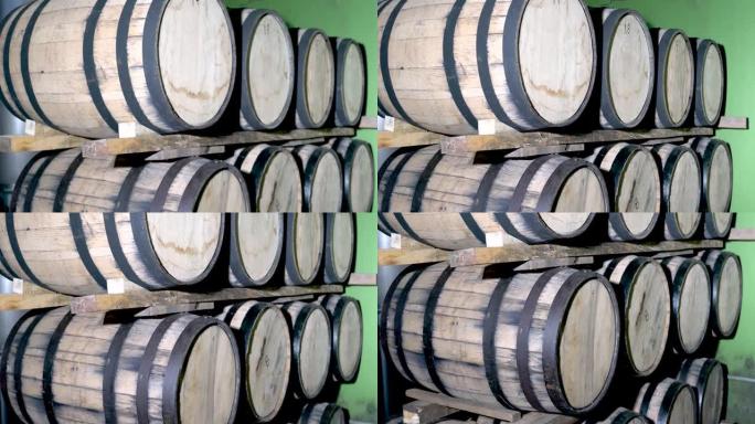 堆满龙舌兰酒的桶，用于龙舌兰酒工业的成熟