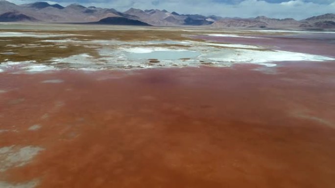 戈壁沙漠中的盐碱地