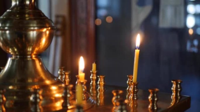 蜡烛在俄罗斯东正教教堂大楼内的图标附近燃烧。