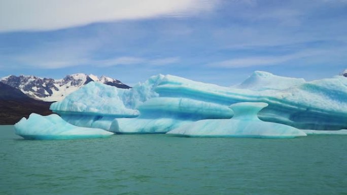 阿根廷湖中的冰山。巨大的冰块漂流了。