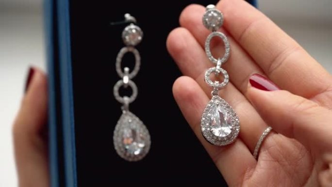 女人玩银宝石钻石的手，特写