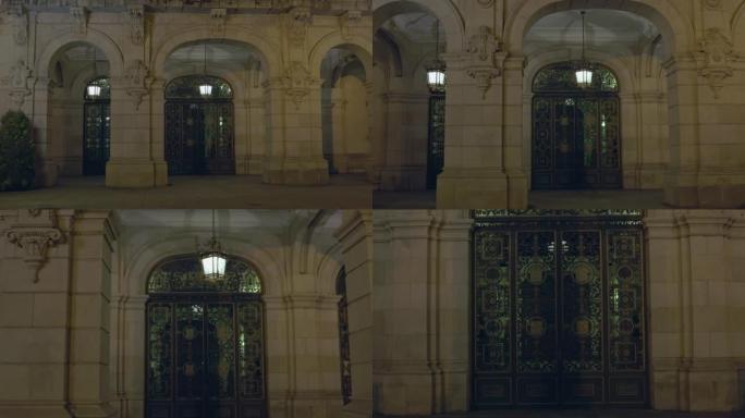 一个漂亮拱门的入口，拱门上方挂着一盏旧路灯。没有人的夜晚，西班牙一个美丽的旅游目的地。