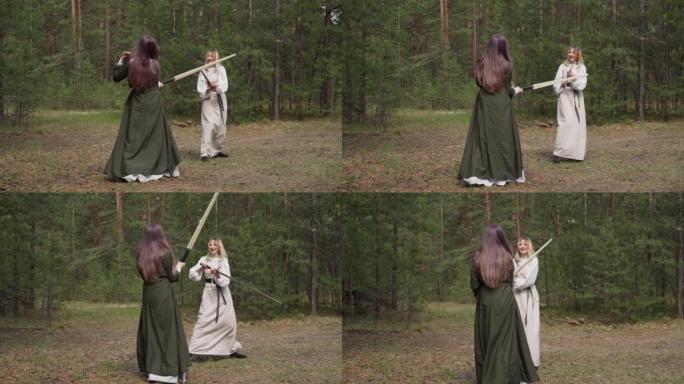 中世纪的青少年玩剑