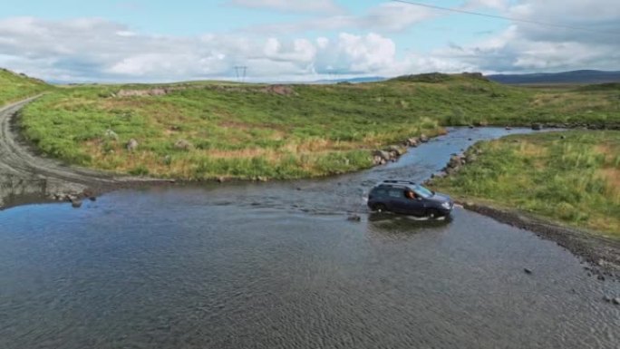 冰岛一辆4x4汽车穿越冰川河的鸟瞰图