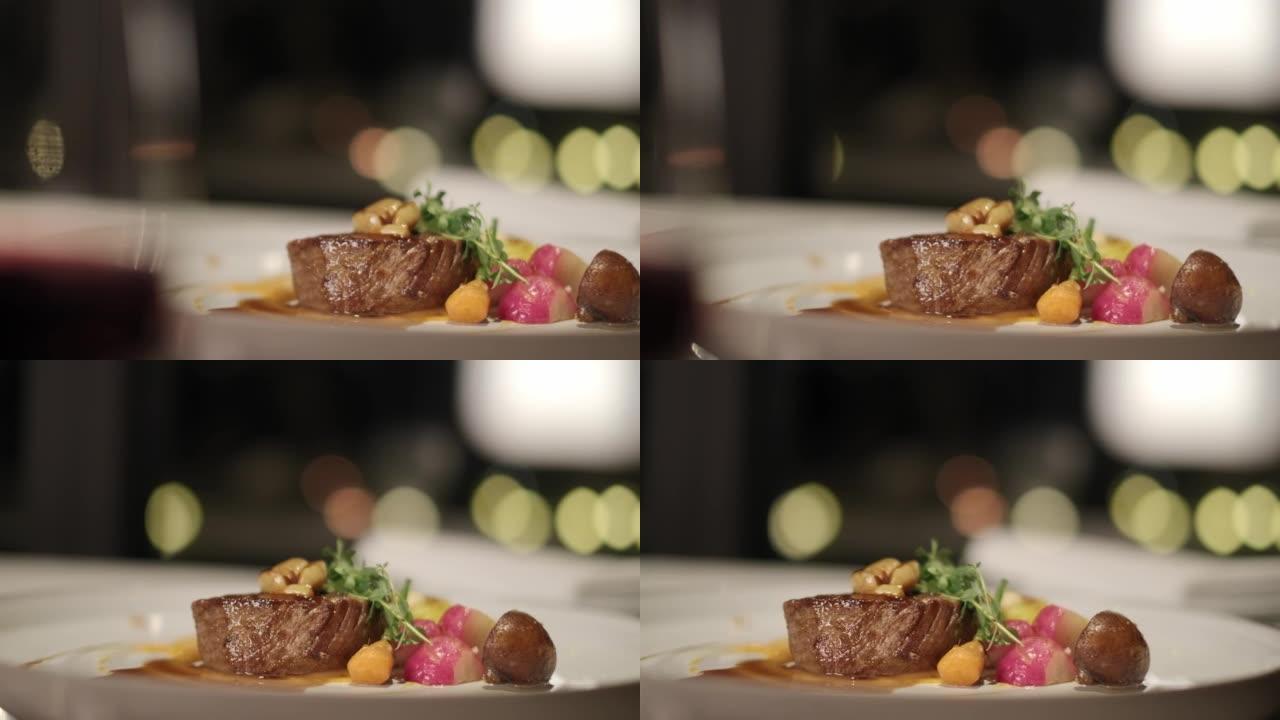 在一家高档餐厅拍摄了带有甜菜根和蘑菇的牛肉嫩里脊肉的特写镜头