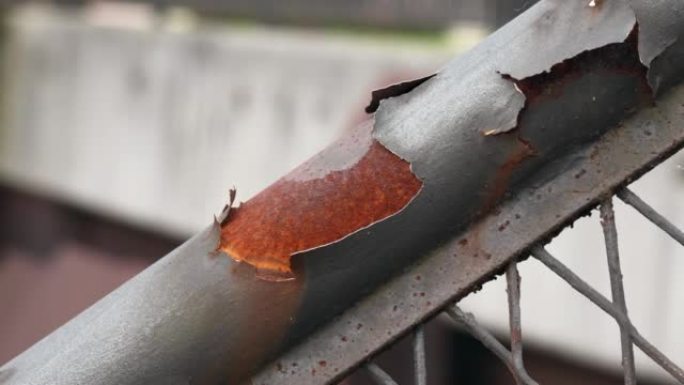 金属表面破裂腐蚀的铁楼梯扶手的剥落铁锈