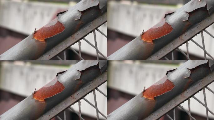 金属表面破裂腐蚀的铁楼梯扶手的剥落铁锈