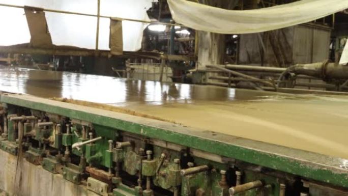 一家生产纸板和新闻纸的旧造纸厂正在运营