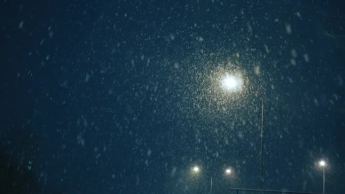 大雪。雪花在夜空的背景下从天而降。