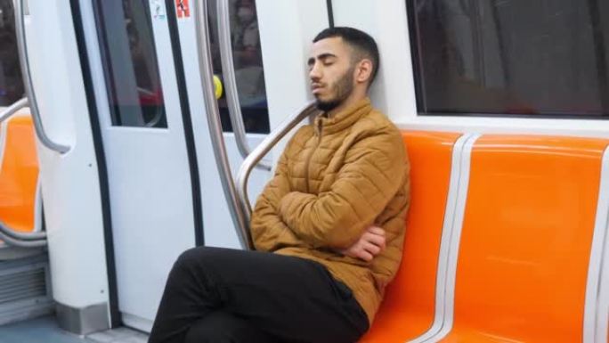 疾病、乏力、疲劳概念。疲惫的北非年轻人在乘坐地铁时睡在火车上