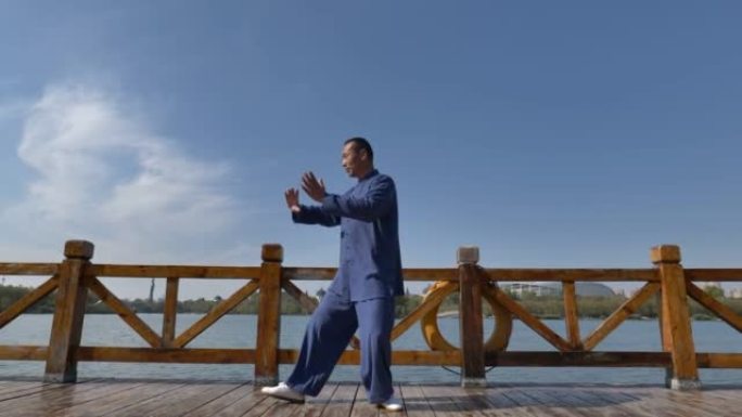 武术大师在湖边练习太极拳。