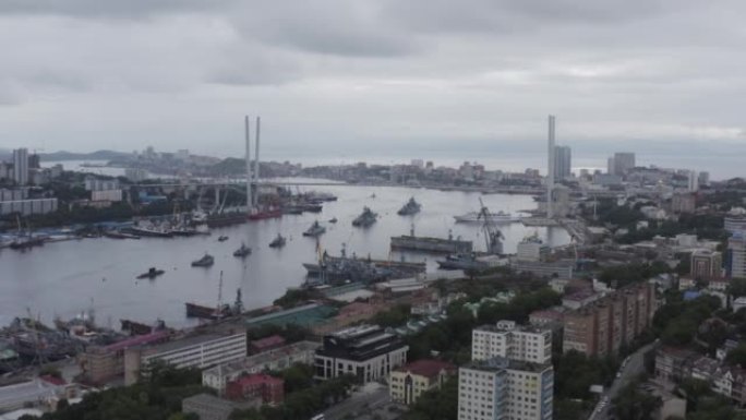 在俄罗斯海参崴，海军舰艇渡河的鸟瞰图。