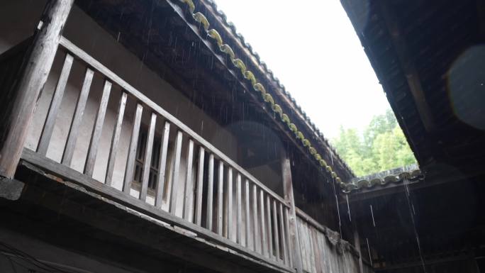 下雨雨滴屋檐水滴屋檐老家瓦房南滴水阴雨