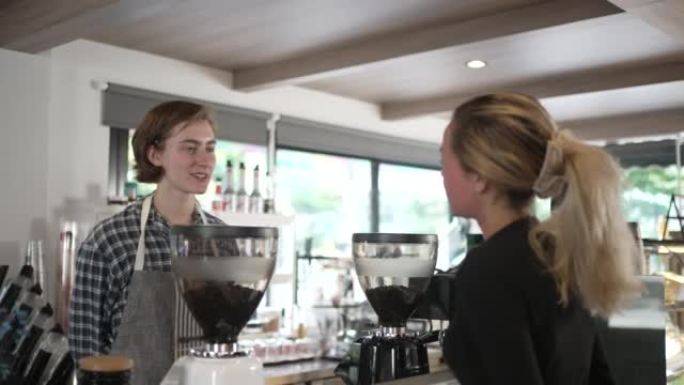 年轻的企业家在咖啡咖啡馆工作。