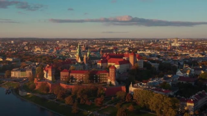 波兰Kraków的鸟瞰图。秋天的日落。Kraków老城和维斯瓦河。