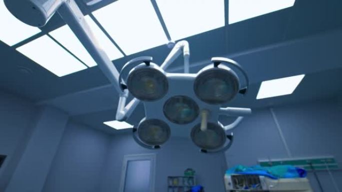 现代手术室天花板上的照明灯。手术室手术的黄色和日光。低角度视图。
