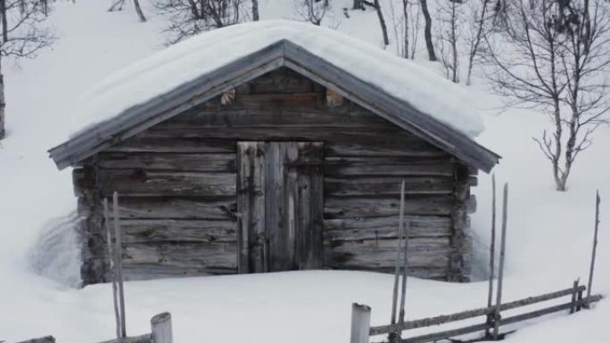 瑞典雪地中一座旧木屋的航拍画面。