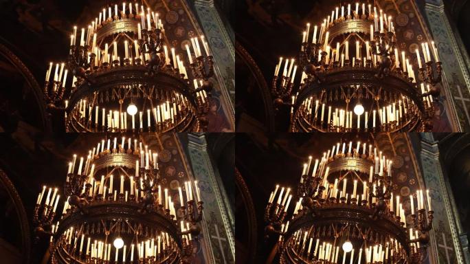 一座古老的大教堂里有蜡烛和灯泡的大吊灯