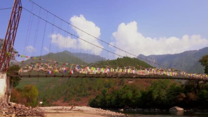 不丹普那卡山谷的一座桥梁