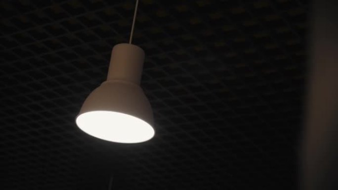 悬挂在天花板上的白色灯罩发光的发光二极管灯