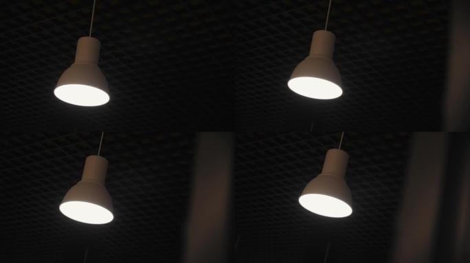 悬挂在天花板上的白色灯罩发光的发光二极管灯