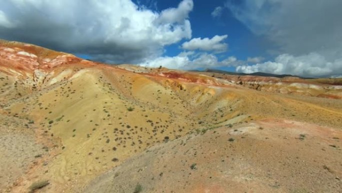 惊人的丰富多彩的地质构造图案，类似于火星景观，无人机镜头。彩色砂岩山的鸟瞰图。