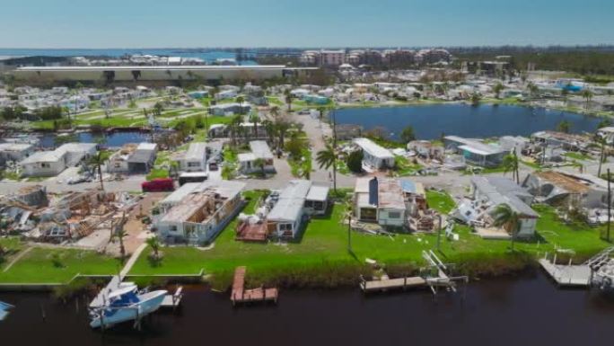飓风伊恩摧毁了佛罗里达居民区的房屋。自然灾害及其后果