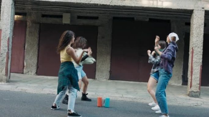 在街上训练的舞蹈队。霹雳舞，嘻哈都市风格。青少年跳舞新的舞蹈