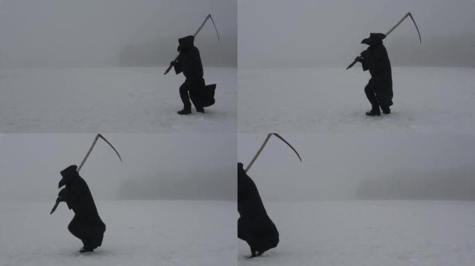 带着镰刀的黑鸟喙面具的瘟疫医生穿过薄雾中的雪原