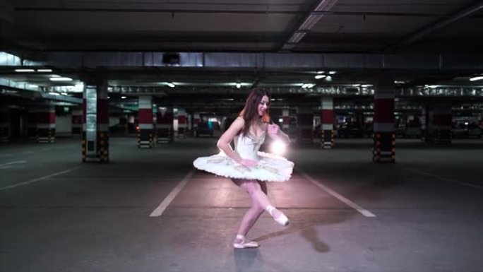 古典芭蕾舞演员在白色图图4k的地下停车场跳舞