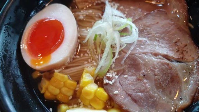吃福建札幌黄油玉米拉面配茶树烧烤猪肉、鸡蛋和negi日本面条料理