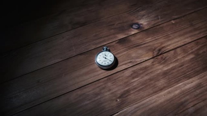 古董秒表躺在木桌上，数着秒数，延时