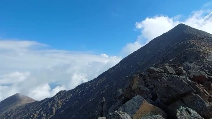 山中金字塔的两座山峰全景