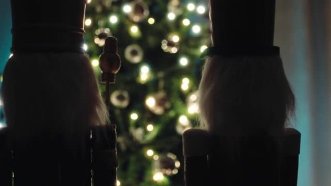 胡桃夹子看着圣诞树