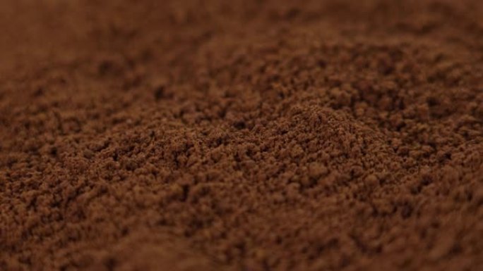 速溶咖啡粉特写。棕色晨香饮料颗粒