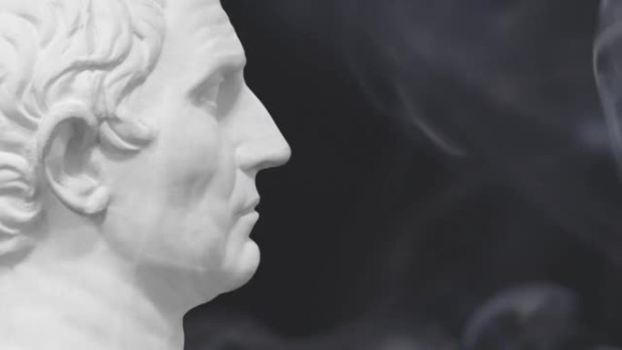 希腊雕塑，由白色石头制成，烟雾缭绕