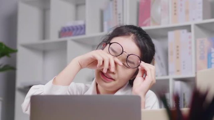 亚洲妇女在家工作时昏昏欲睡