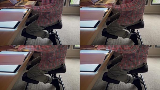 男人坐在跪着的符合人体工程学的椅子上。